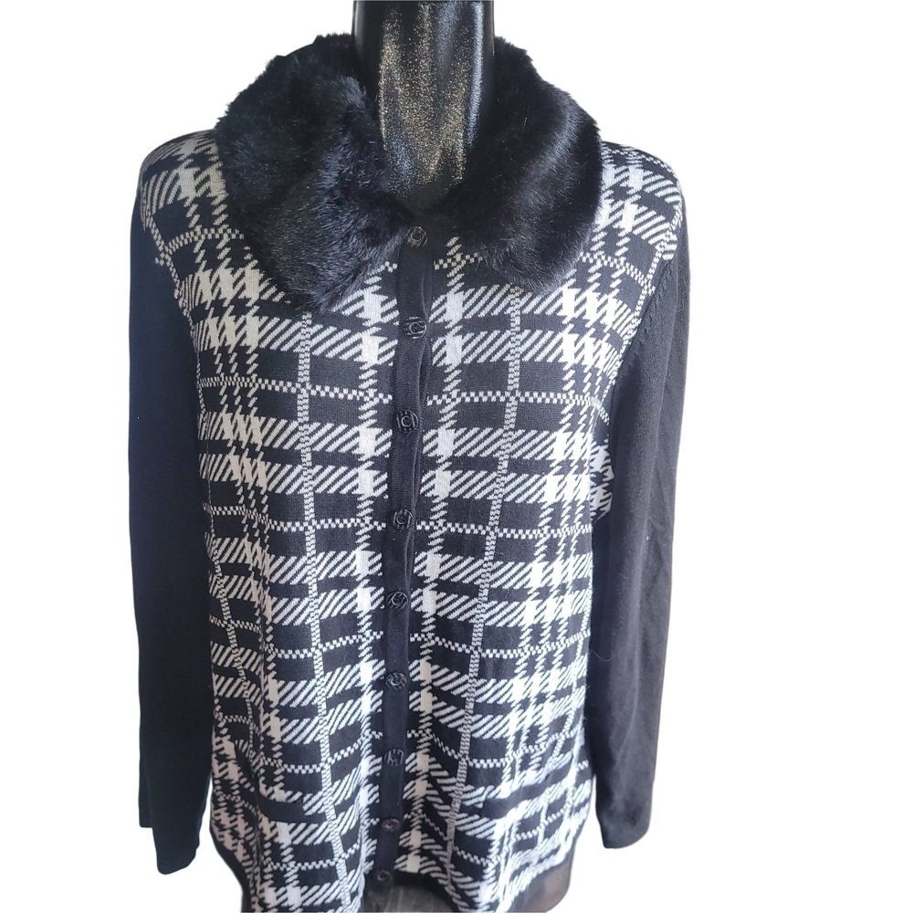 Claire France Black and White Sweater with Removable Faux Fur Collar 1X